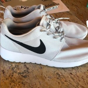 Like new mens roshe runs